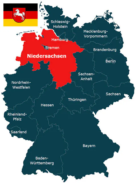 Deutschlandkarte mit Bundesländern, Niedersachsen hervorgehoben in rot, angrenzend Hamburg, Bremen, Nordrhein-Westfalen, Hessen, Brandenburg, Sachsen-Anhalt, inklusive Niedersachsenflagge.