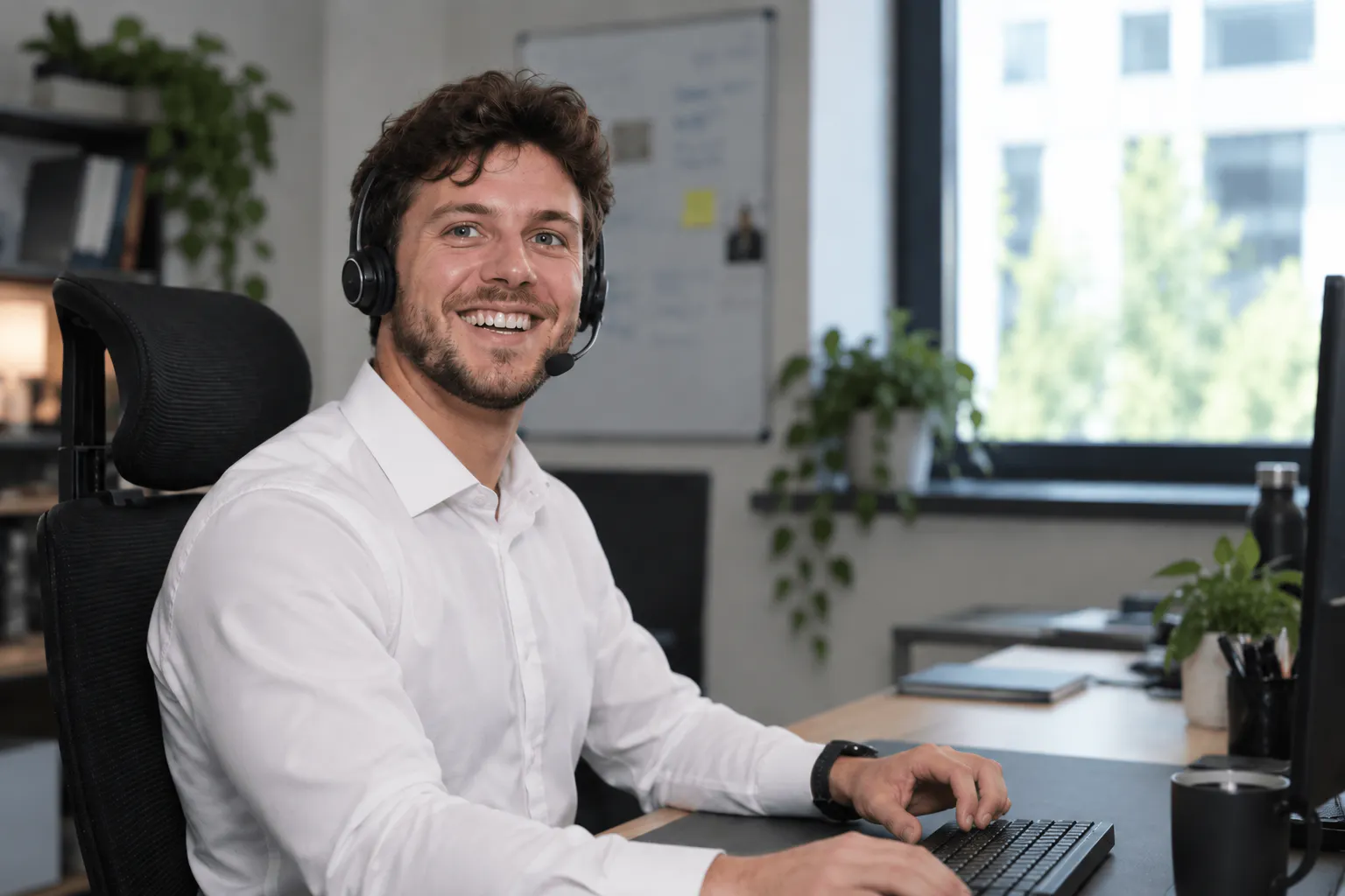 Vertriebsmitarbeiter mit Headset am Arbeitsplatz im Büro der DDG mbH