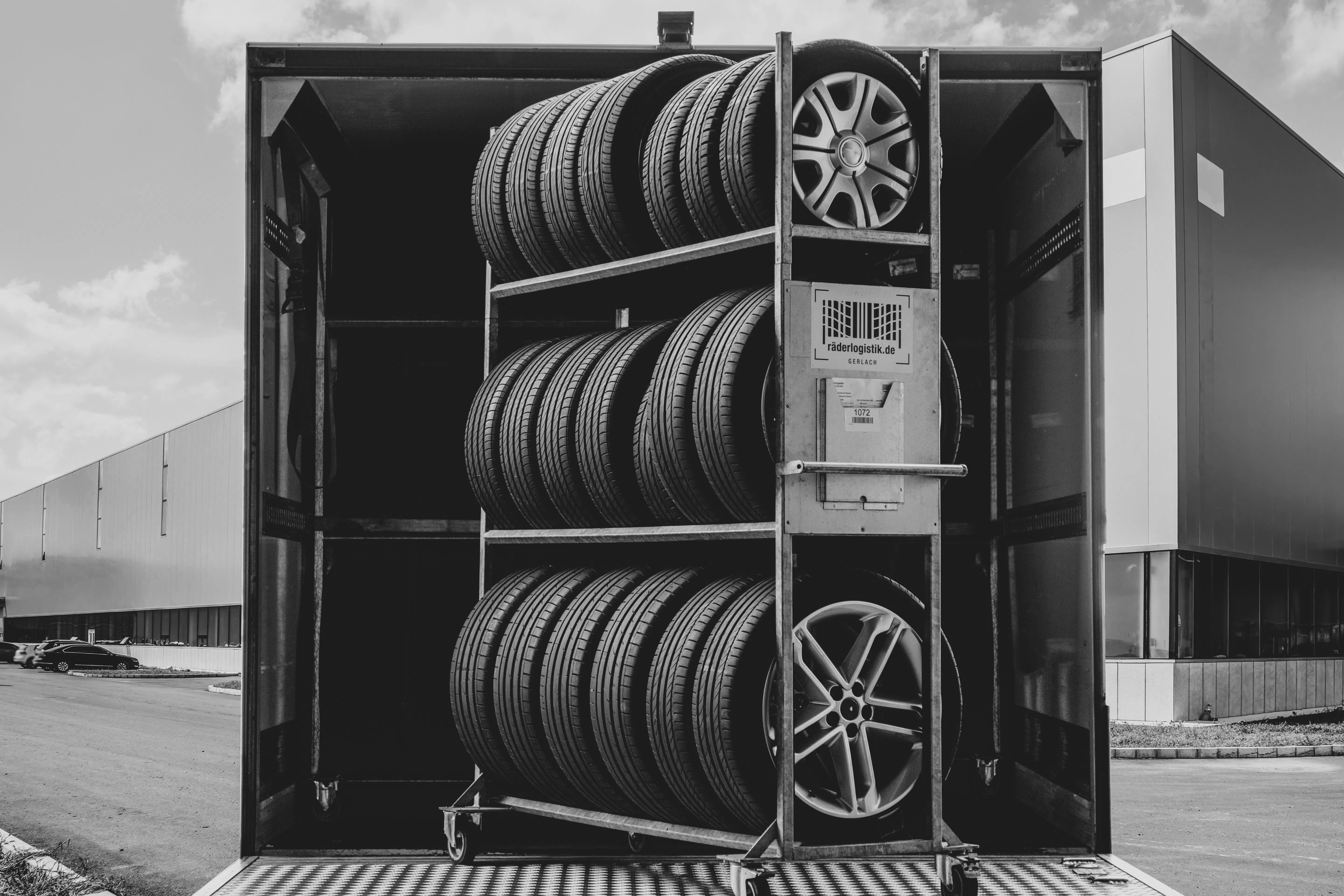 Radsatzgestell mit Reifen und Felgen im geöffneten LKW
