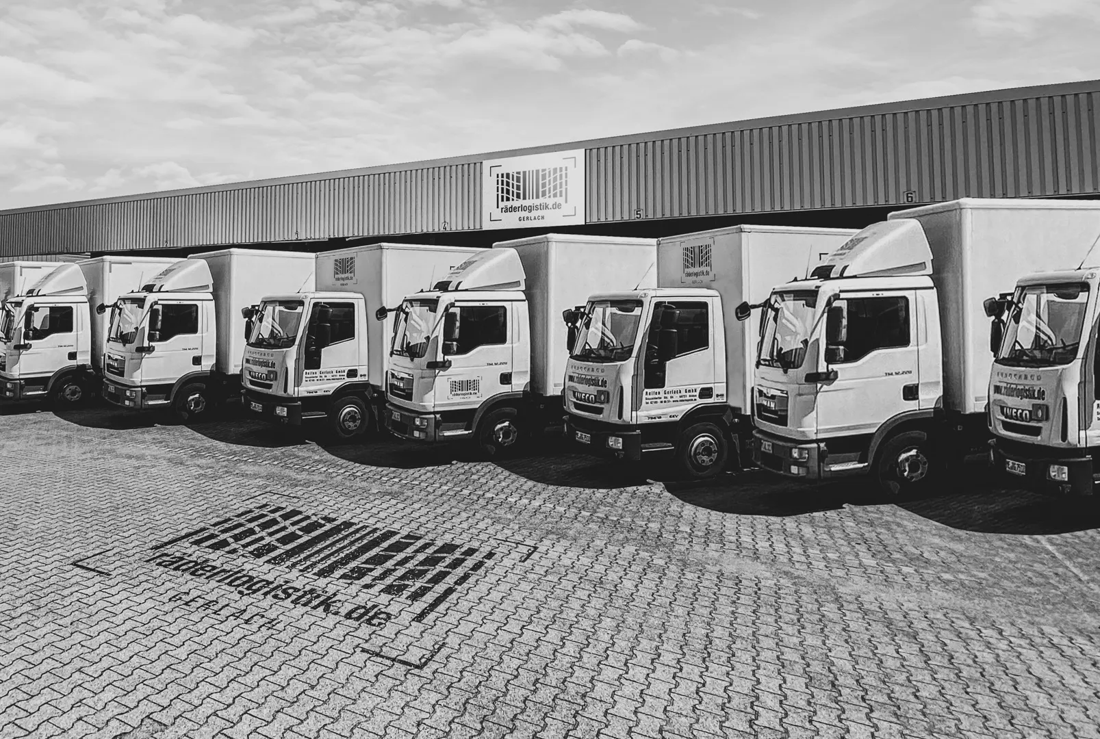 LKW-Flotte vor der Halle