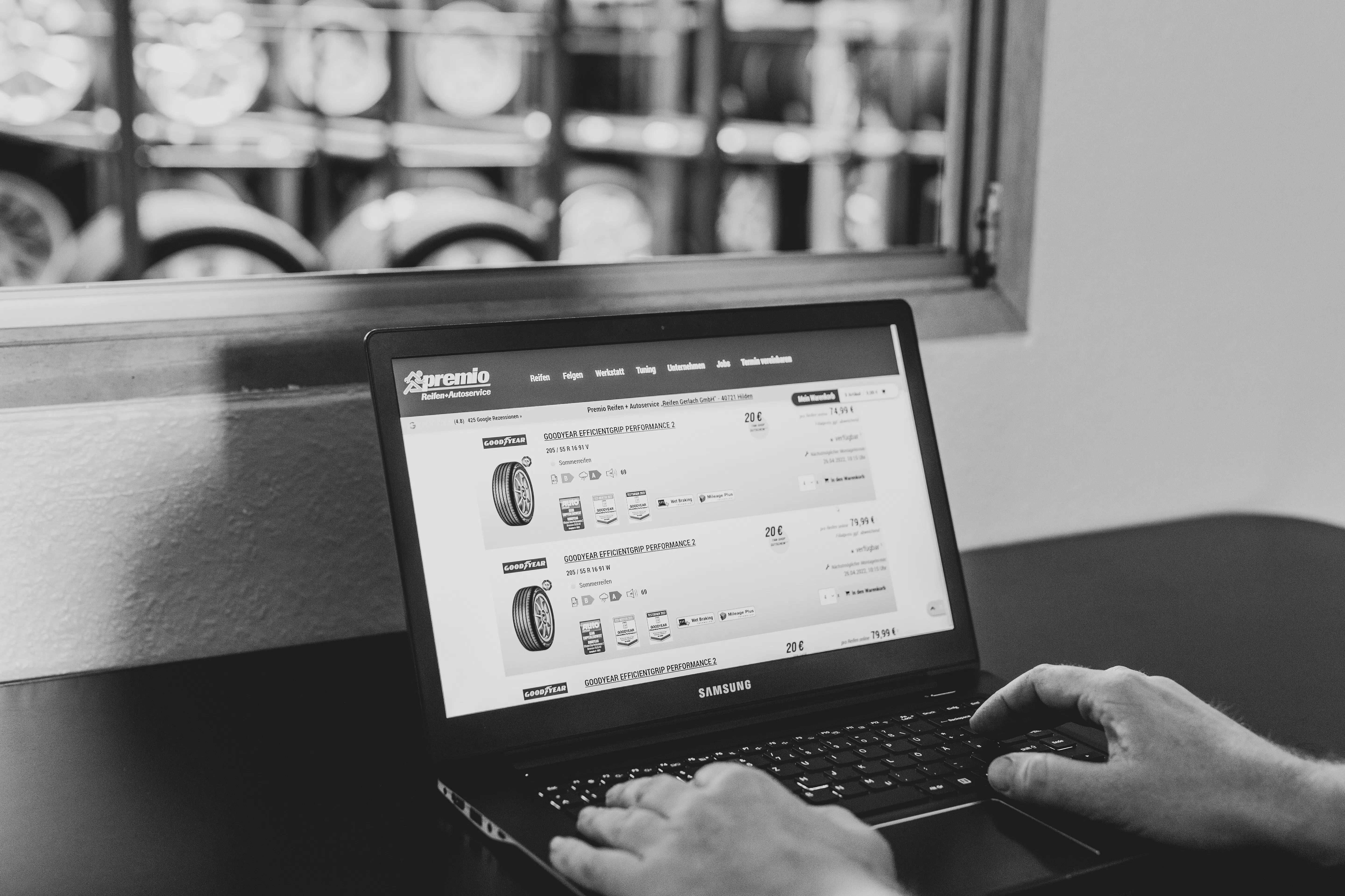 Laptop mit Reifen-Bestellsystem