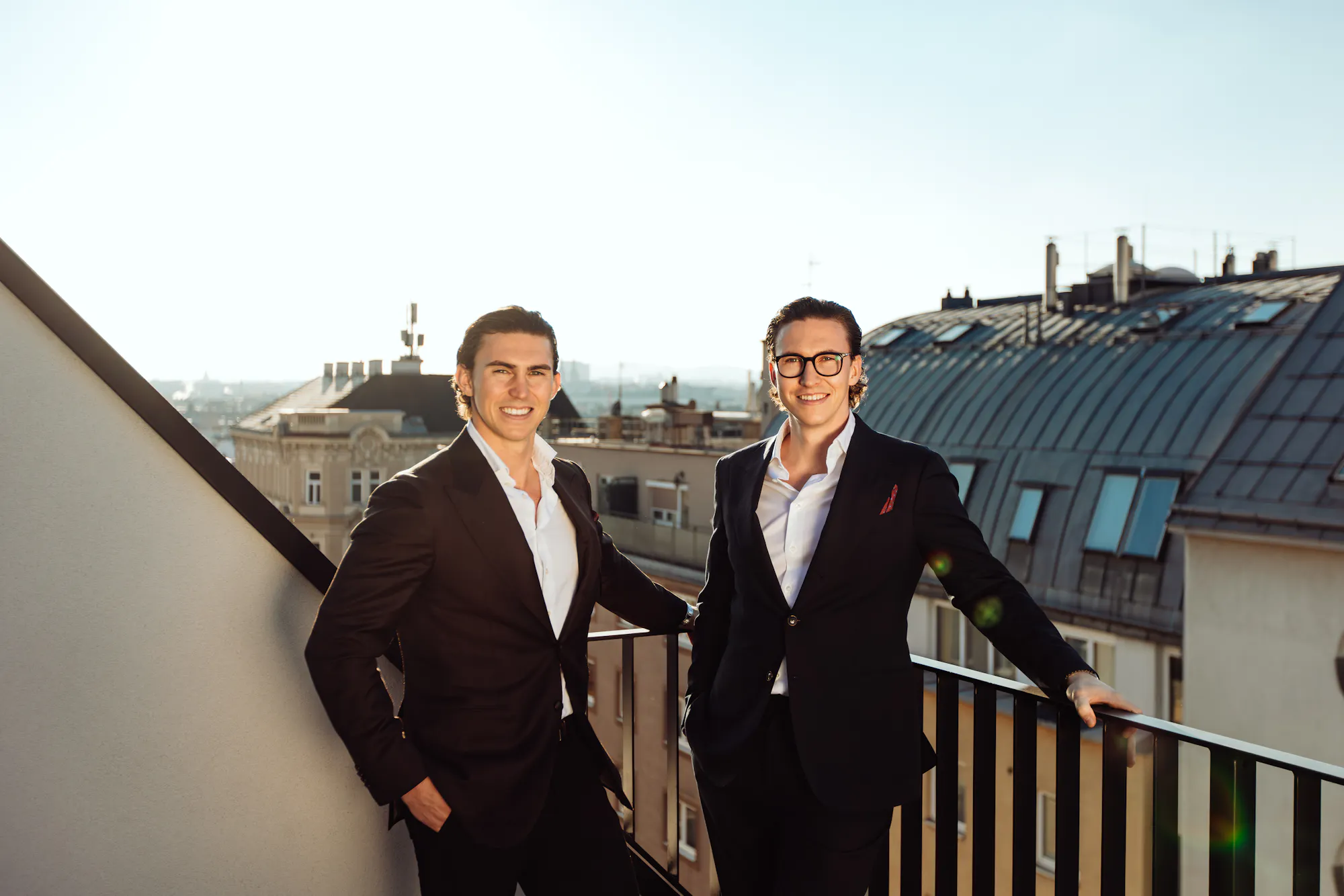Die Gründer des Nussbaumer Investment Club auf einer Dachterrasse in Wien