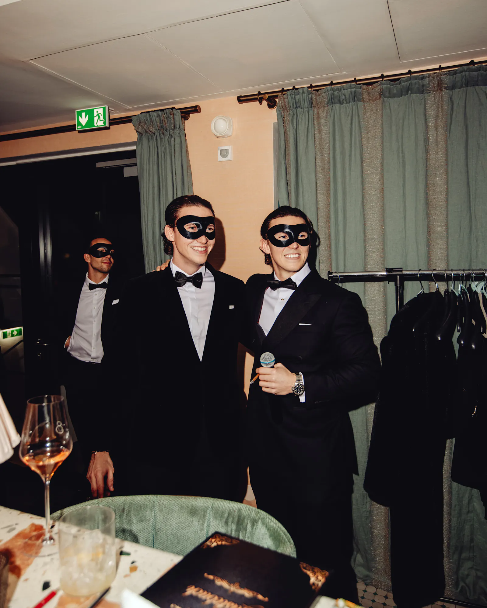 Zwei Gäste mit Maske und Mikrofon beim Dinner-Abend