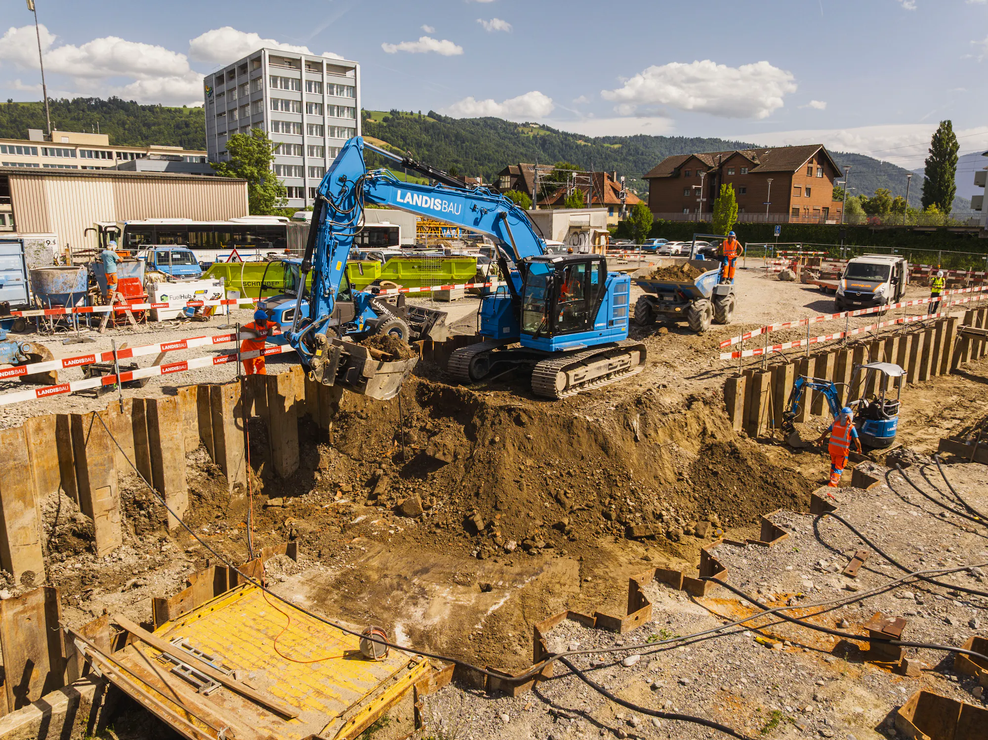 Baustelle H2 an der Aa in Zug mit Bagger von Landis Bau