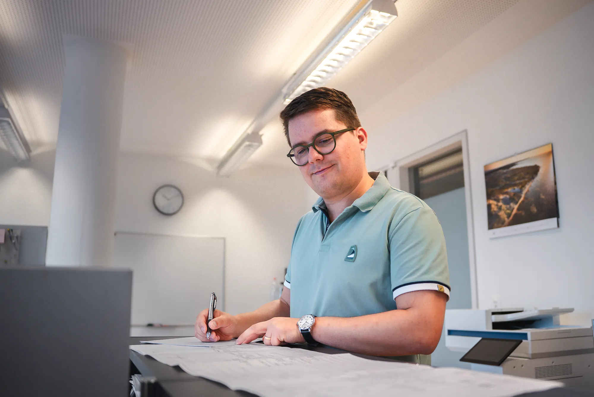 Manuel Kast bei der Arbeit an Plänen im Büro von Kast Ingenieure