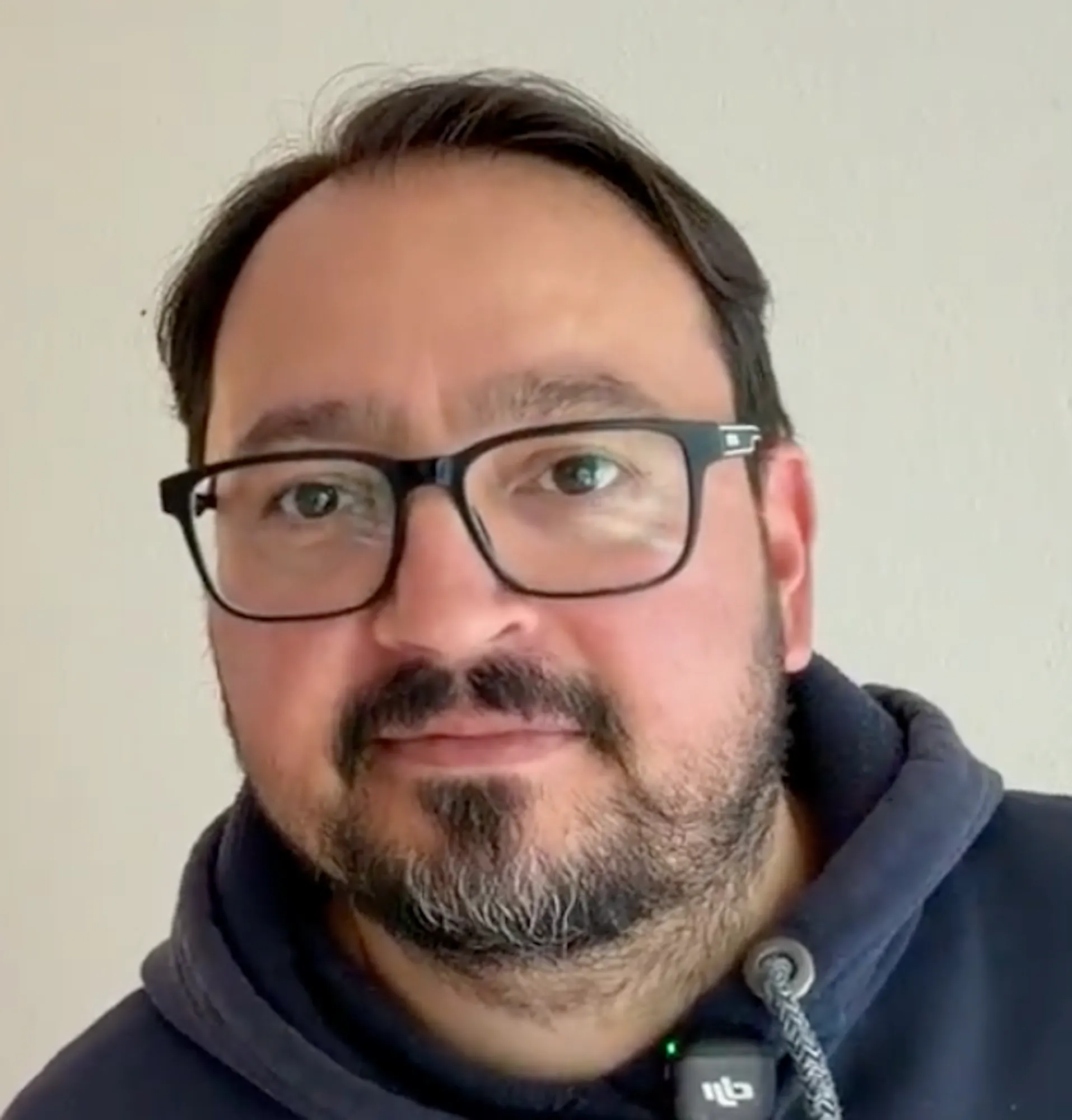 Teilnehmer mit Brille und Bart