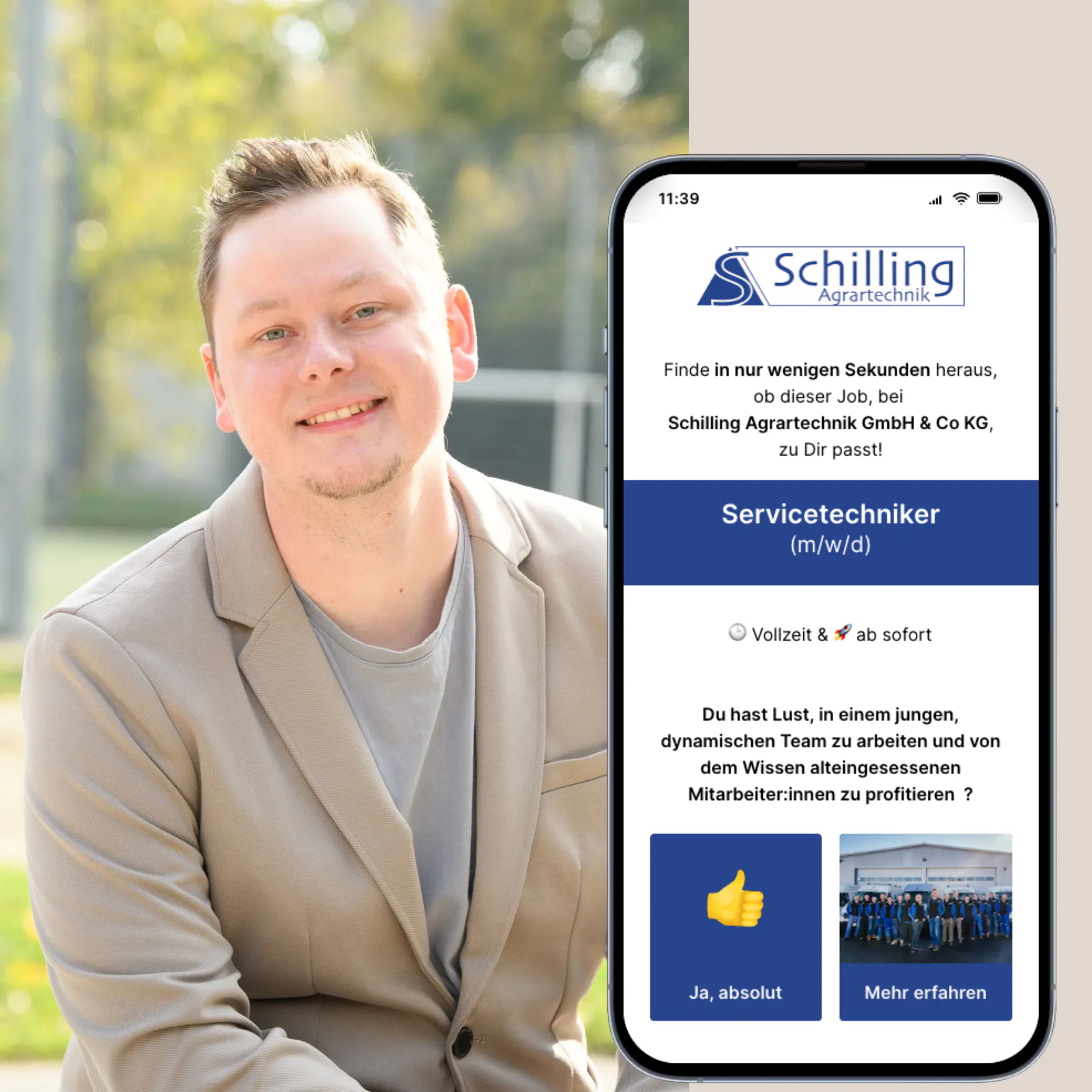 Mann in beige Jacke, lächelnd neben Smartphone mit Stellenanzeige für Servicetechniker bei Schilling Agrartechnik GmbH & Co KG, Vollzeit ab sofort, Teamarbeit betont.