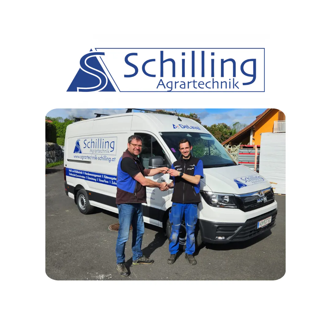 Zwei Männer in Arbeitskleidung übergeben sich vor einem weißen Transporter mit Schilling Agrartechnik Logo einen Schlüssel.