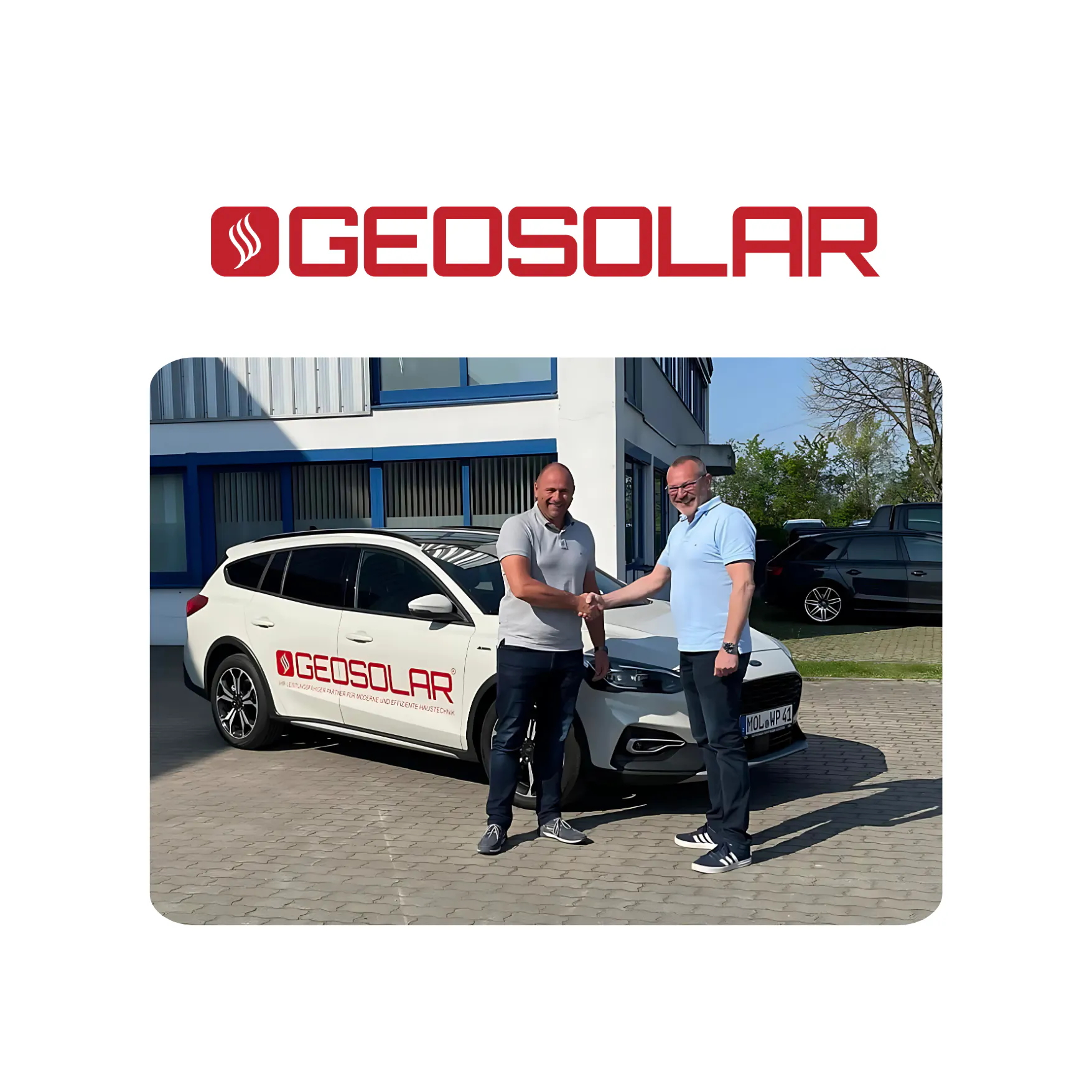 Zwei Männer schütteln sich vor einem weißen Auto mit GEOSOLAR-Logo die Hand, im Hintergrund ein Bürogebäude und Fahrzeuge auf dem Parkplatz.