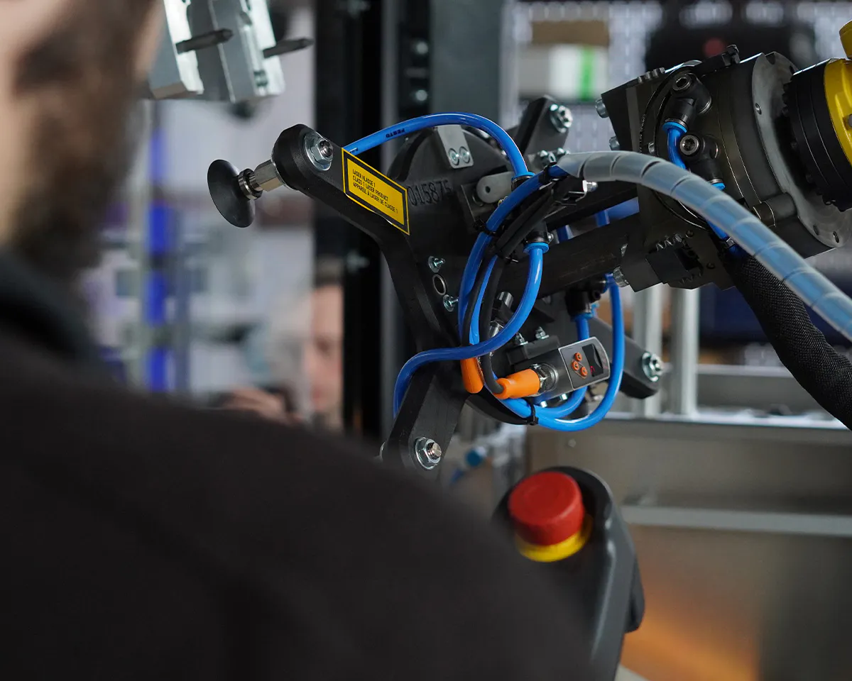 Robotergreifer mit blauen Kabeln