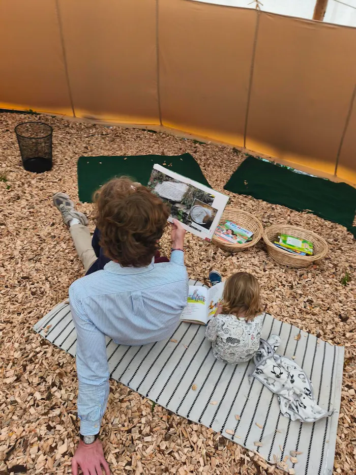 Vorlesen im Tipi, Personen von hinten