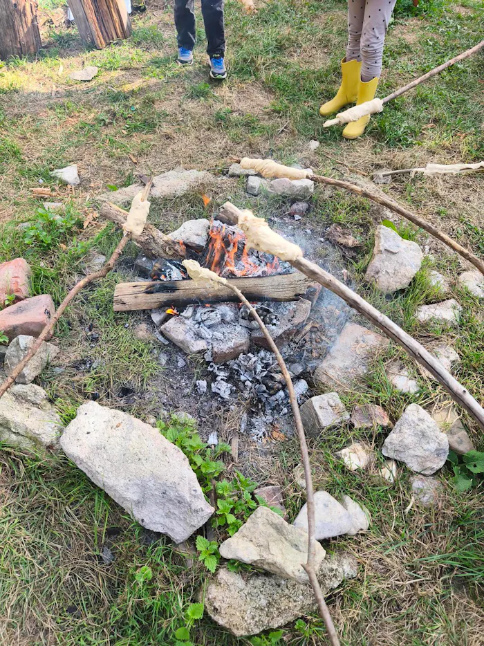 Feuerstelle auf der Biber-Ranch, nur Beine und Schuhe zu sehen