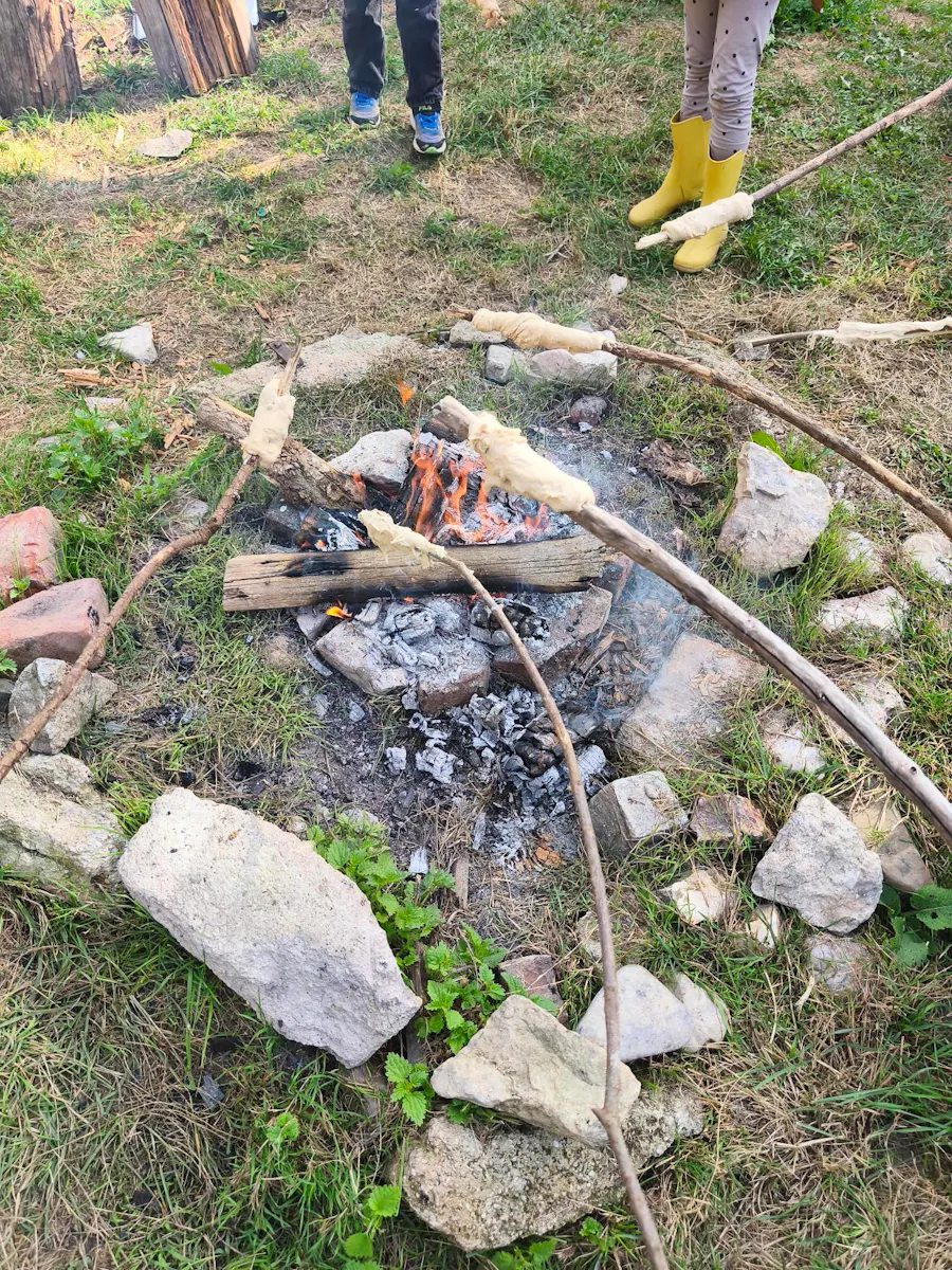 Feuerstelle auf der Ranch, nur Beine und Schuhe der Personen zu sehen