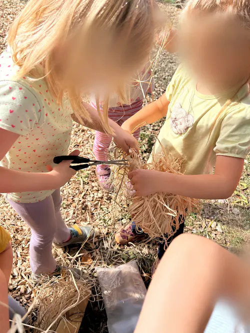 Kinder gestalten mit Stroh, Gesichter anonymisiert