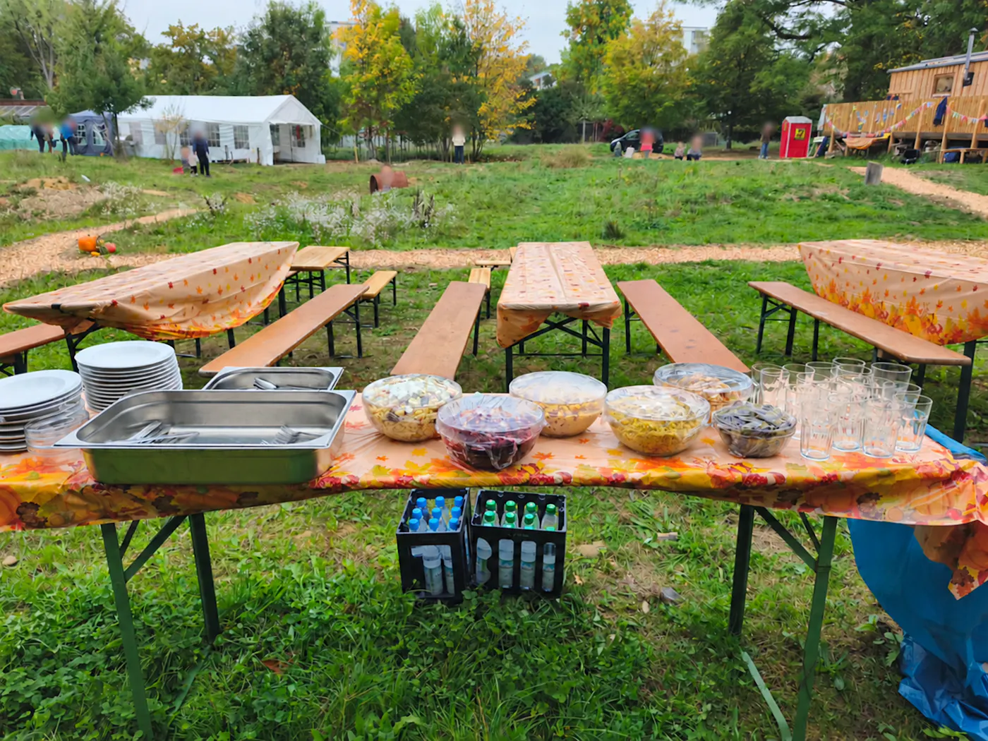 Buffet und Gelände der Biber-Ranch beim Familientag, Personen anonymisiert