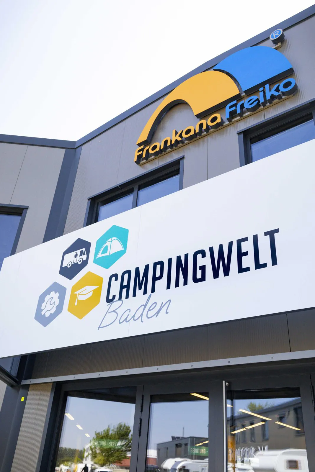 Gebäude mit Campingwelt-Schriftzug in Emmendingen