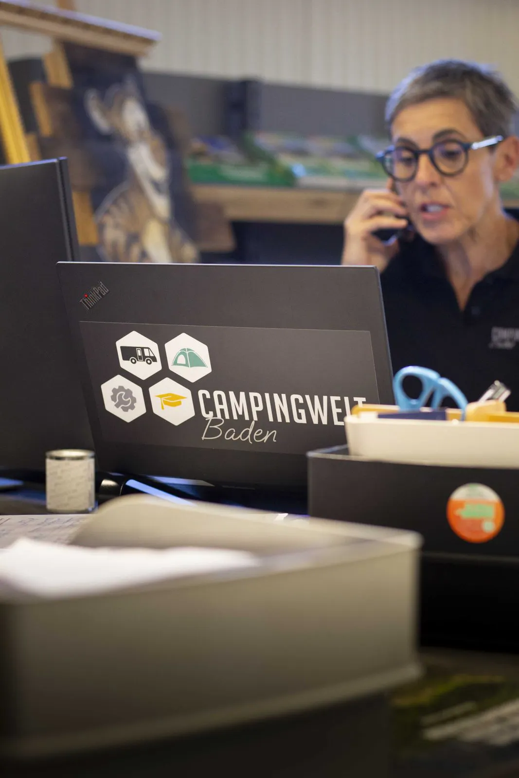 Mitarbeiterin am Büroarbeitsplatz mit Campingwelt-Laptop