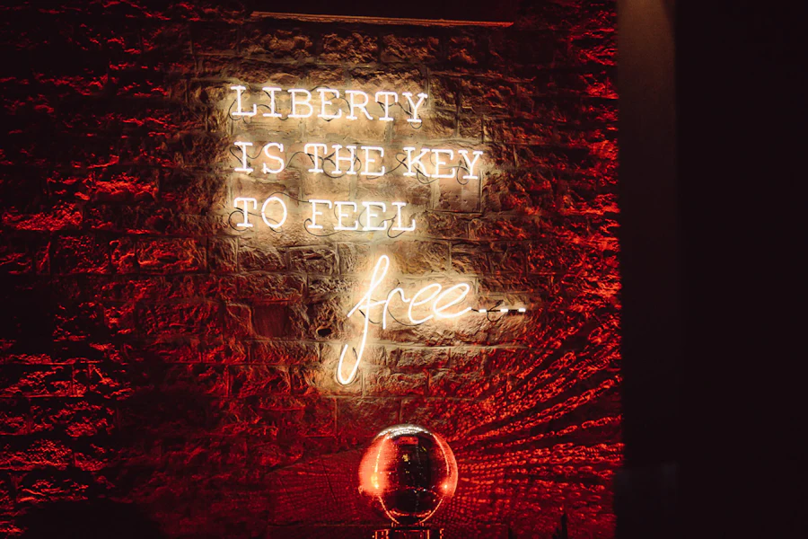 Neonschild Liberty is the key