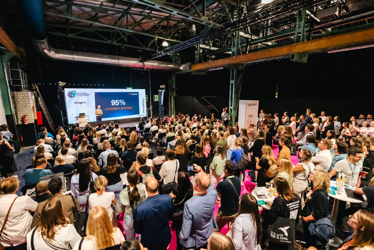 Vortrag auf der TALENTpro-Bühne vor großem Publikum.