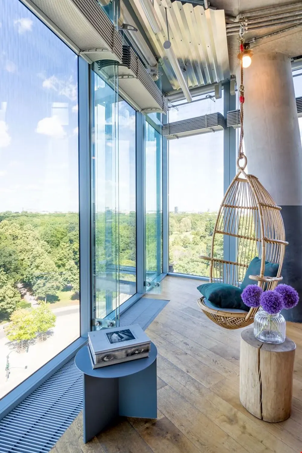 Hängesessel am Panoramafenster mit Blick auf den Tiergarten.