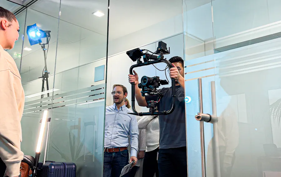 Gimbal-Aufnahme durch die Glastür im Büro.