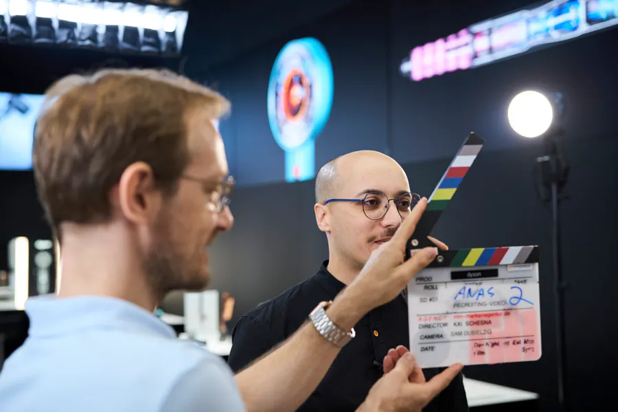Filmklappe beim Recruiting-Dreh für Dyson.