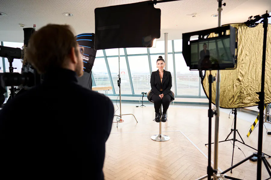 Interview-Dreh mit Licht und Reflektor vor Panoramafenster.