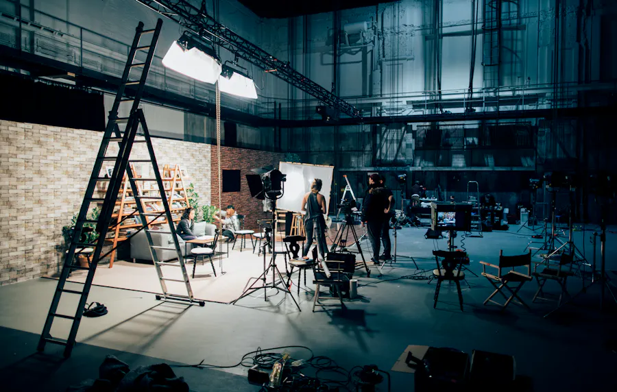 Großes Filmset mit Licht, Leiter und Kulisse im Studio.