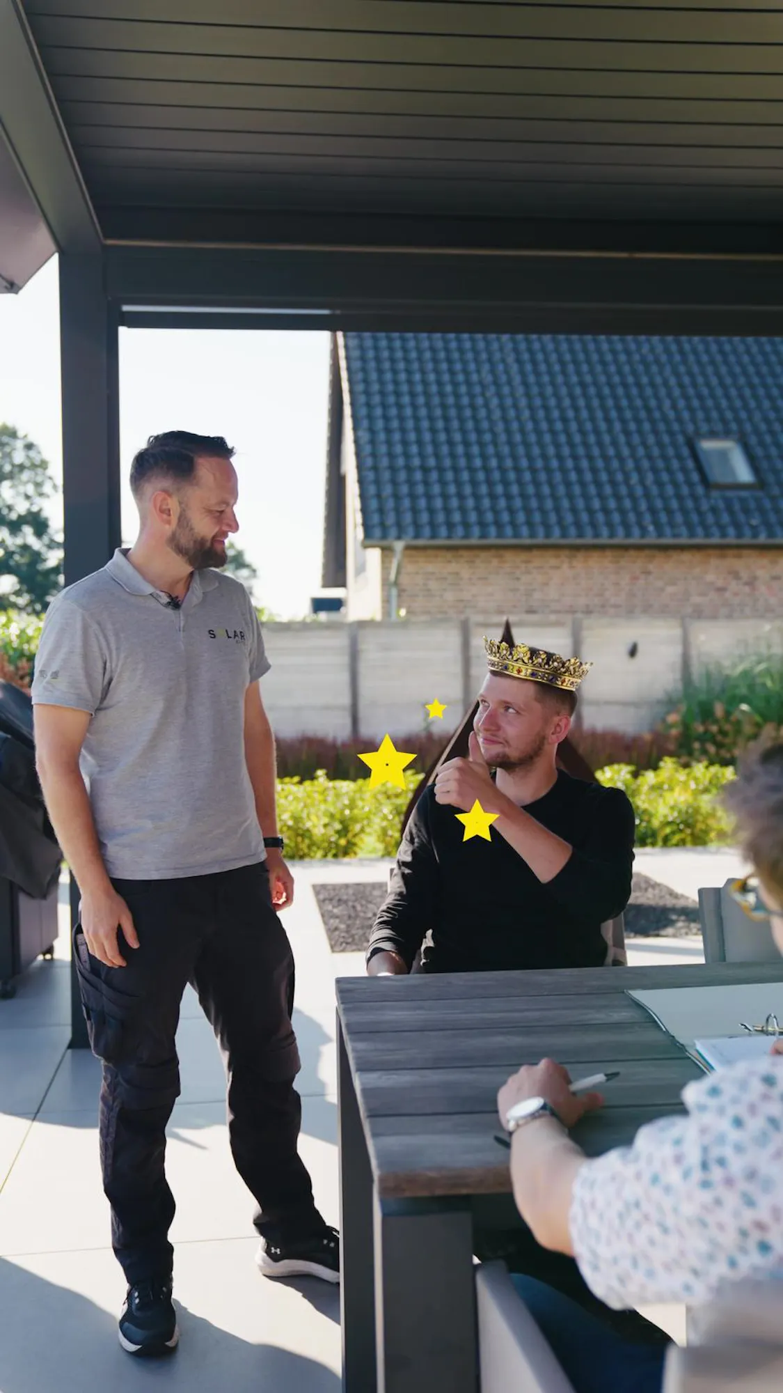 Zufriedener SolarKings-Kunde mit Krone zeigt Daumen hoch, daneben Pieter