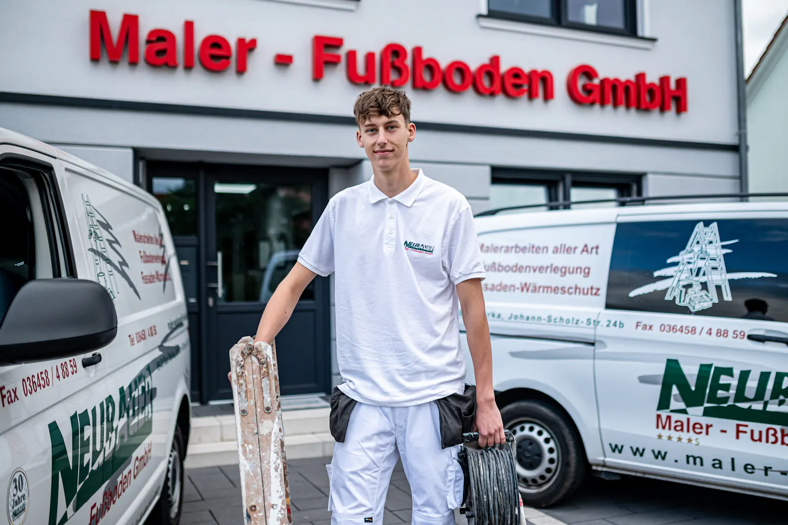 Auszubildender vor dem Firmengebäude